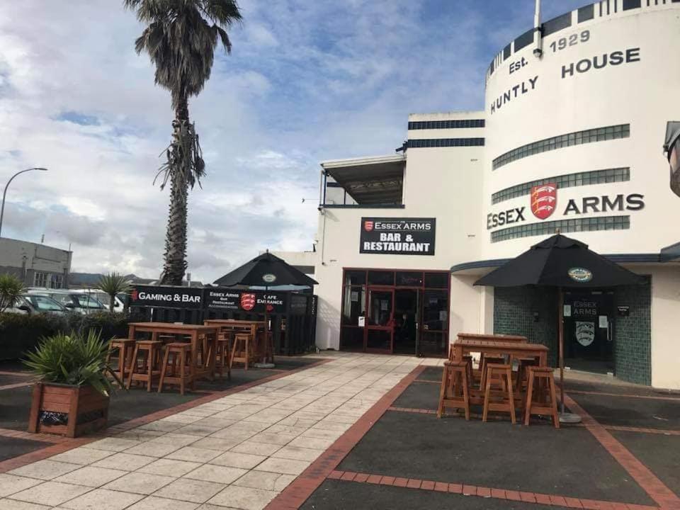 Мотель Essex Arms Хантли Экстерьер фото